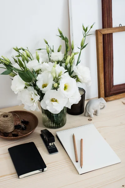 Scrivania femminile contemporanea bianca con fiori — Foto Stock