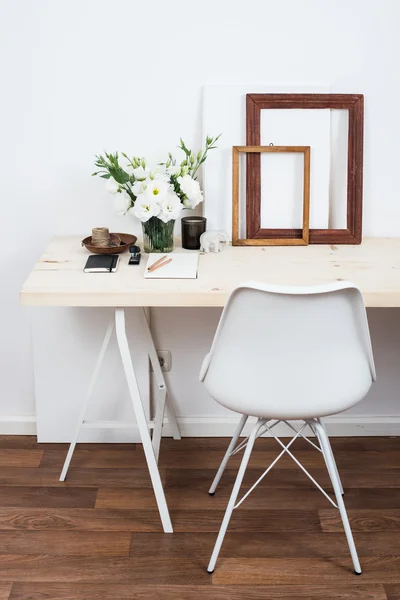 Design de interiores escandinavo elegante, espaço de trabalho branco — Fotografia de Stock