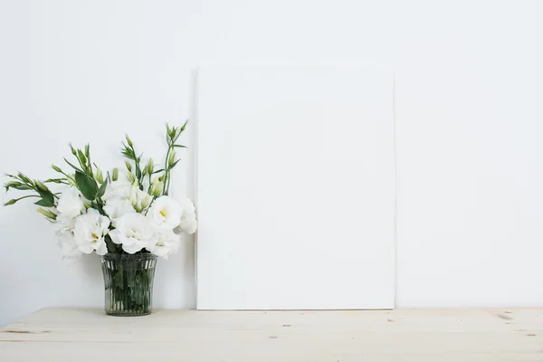 Decoração interior branca, flores naturais frescas em vaso e lona — Fotografia de Stock