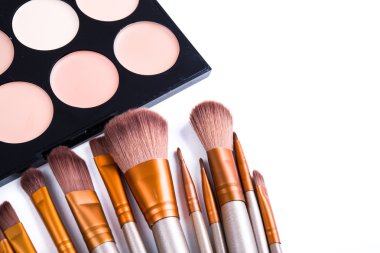 Makyaj fırçaları seti ve temel krem izole