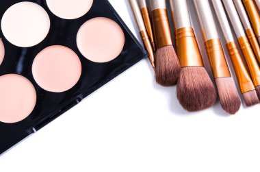 Makyaj fırçaları seti ve temel krem izole