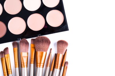 Makyaj fırçaları seti ve temel krem izole