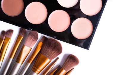 Makyaj fırçaları seti ve temel krem izole