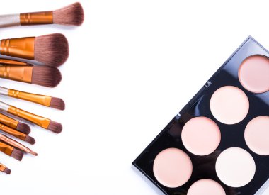 Makyaj fırçaları seti ve temel krem izole