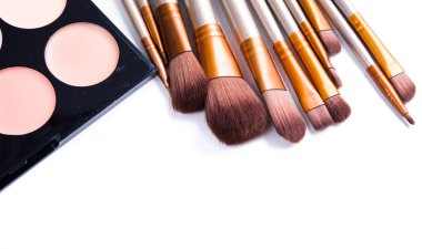 Makyaj fırçaları seti ve temel krem izole