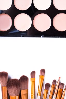 Makyaj fırçaları seti ve temel krem izole