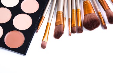 Makyaj fırçaları seti ve temel krem izole