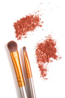 Makyaj fırçaları seti ve gevşek göz farları izole