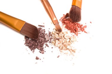 Makyaj fırçaları seti ve gevşek göz farları izole