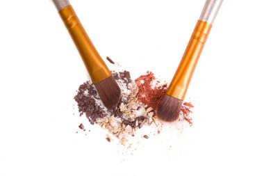 Makyaj fırçaları seti ve gevşek göz farları izole