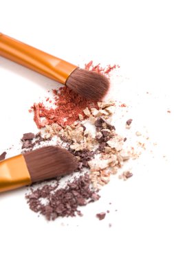 Makyaj fırçaları seti ve gevşek göz farları izole