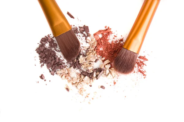 Make-up borstels set en losse oogschaduwen geïsoleerd — Stockfoto