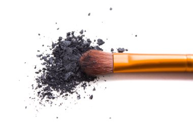 Profesyonel makyaj fırçası ve gevşek toz göz farları izole