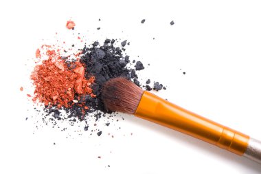 Profesyonel makyaj fırçası ve gevşek toz göz farları izole