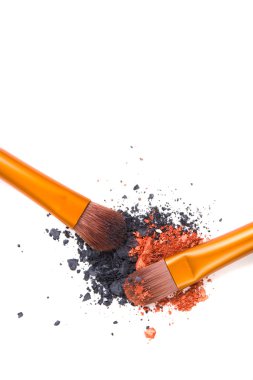 Profesyonel makyaj fırçaları seti ve gevşek toz göz farları isol