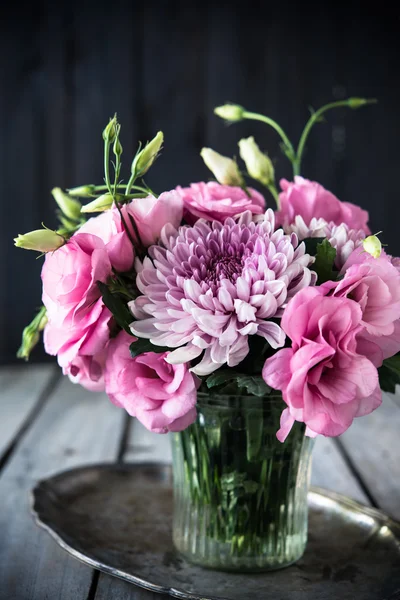 Ramo de flores de color rosa en florero decoración vintage —  Fotos de Stock