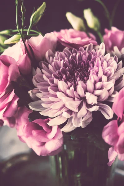Bouquet di fiori rosa in vaso arredamento vintage — Foto Stock