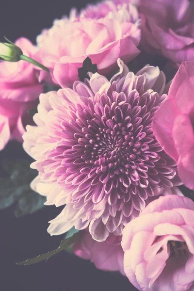 Bouquet di fiori rosa primo piano, eustoma e crisantemo — Foto Stock