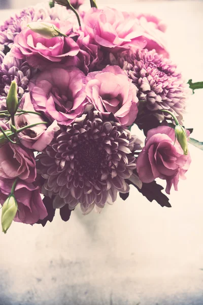 Bukett av rosa blommor closeup, Prärieklocka och krysantemum — Stockfoto