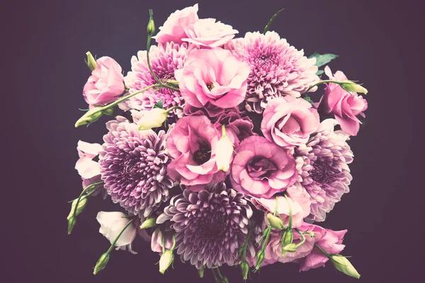 Strauß rosa Blumen Nahaufnahme auf schwarzem Hintergrund — Stockfoto