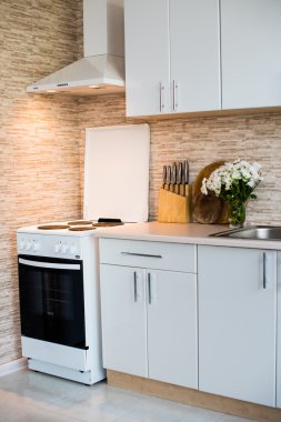 yeni parlak beyaz ev mutfak iç