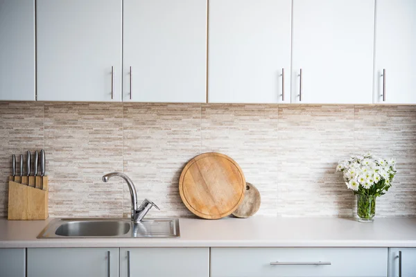 Interior da cozinha nova casa branca brilhante — Fotografia de Stock