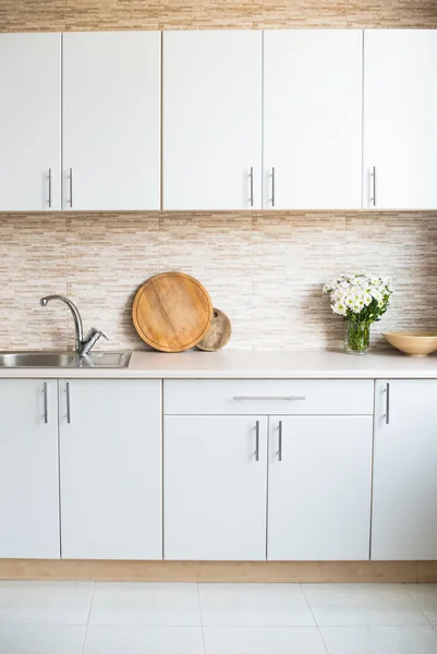 Interior de la nueva cocina del hogar blanco brillante — Foto de Stock