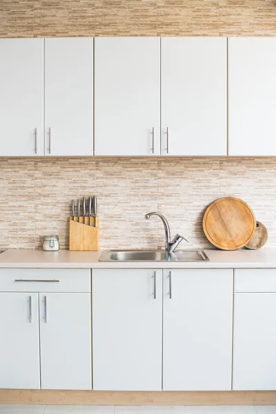 Interior de la nueva cocina del hogar blanco brillante — Foto de Stock