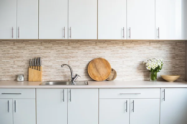 Yeni parlak beyaz ev mutfak iç — Stok fotoğraf