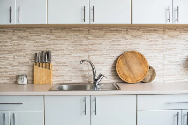 Interior de la nueva cocina del hogar blanco brillante — Foto de Stock