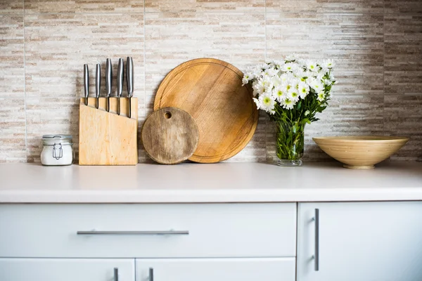 Intérieur de la nouvelle cuisine de maison blanche lumineuse — Photo