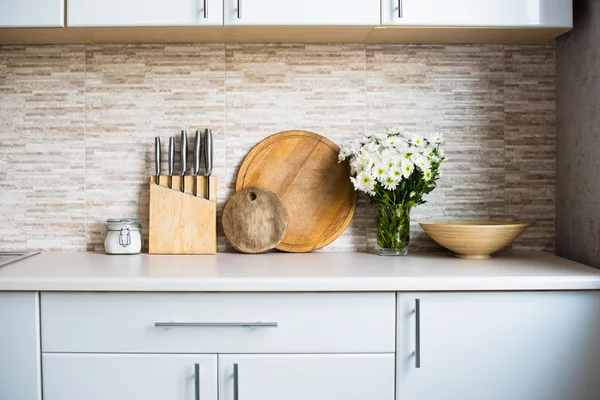 Interior de la nueva cocina del hogar blanco brillante — Foto de Stock