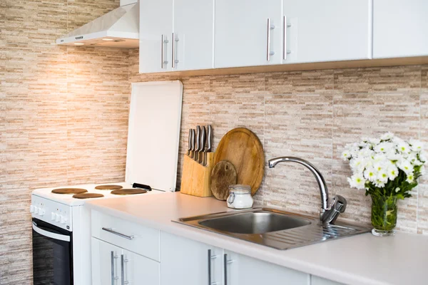 Intérieur de la nouvelle cuisine de maison blanche lumineuse — Photo