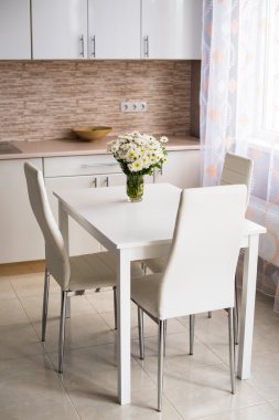 yeni parlak beyaz ev mutfak iç