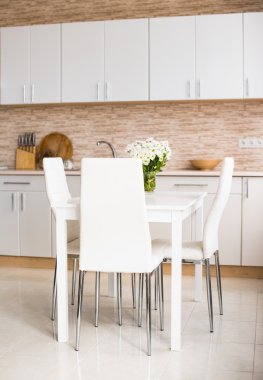 yeni parlak beyaz ev mutfak iç