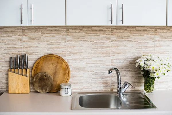 Interior de la nueva cocina del hogar blanco brillante — Foto de Stock