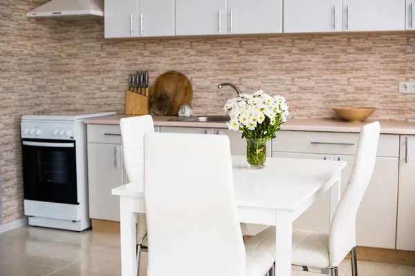 Interior de la nueva cocina del hogar blanco brillante — Foto de Stock