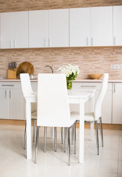 Interior de la nueva cocina del hogar blanco brillante —  Fotos de Stock