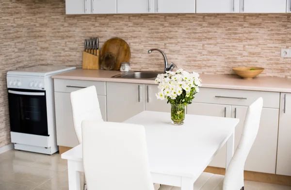 Interior de la nueva cocina del hogar blanco brillante — Foto de Stock