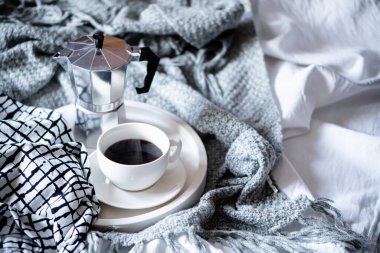 Sıcak kış tepsisinde bir fincan kahve yün battaniyeyle kötü gider.