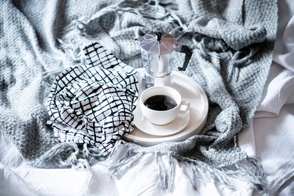 Tasse Kaffee auf Tablett im gemütlichen Winterbad mit Wolldecke — Stockfoto