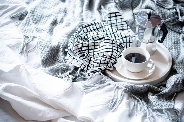 쌀쌀 한 겨울에 모직 담요를 두르고 쟁반 위에 놓인 커피 한 잔 — 스톡 사진