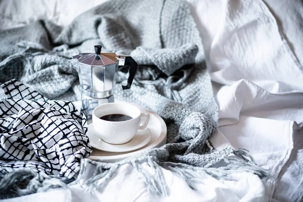 Чашка кави на підносі в затишній зимовій поганій вовняній ковдрі — стокове фото