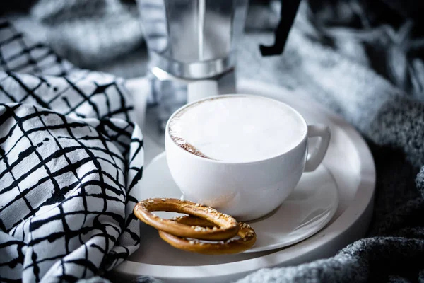 Egy csésze kávé tálcán télen rossz gyapjútakaróval — Stock Fotó