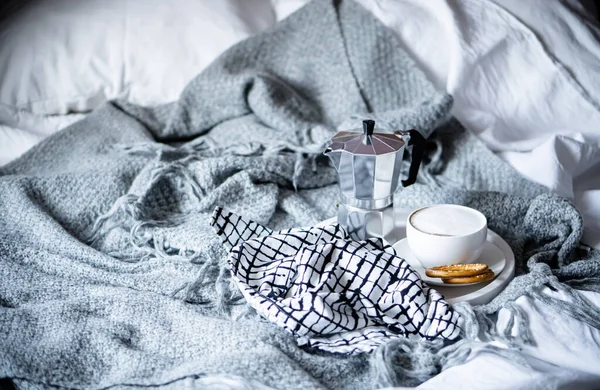 舒适的冬天，用毛毯铺在盘子里的咖啡杯 — 图库照片