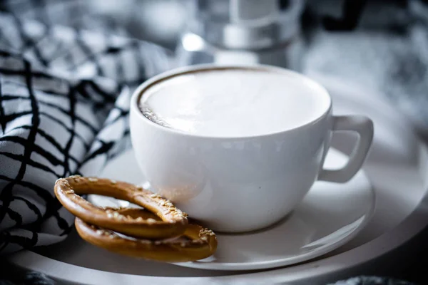 Xícara de café na bandeja no inverno acolhedor ruim com cobertor de lã — Fotografia de Stock