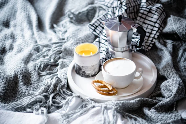 Coupe de café sur plateau en hiver confortable mauvais avec couverture de laine — Photo