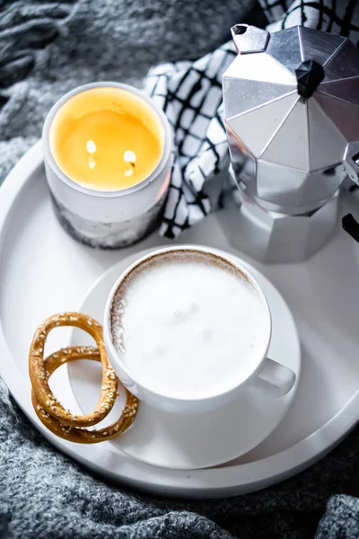 Чашка кофе на подносе в уютную зиму плохо с шерстяным одеялом — стоковое фото