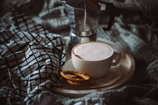 Copa de café en bandeja en invierno acogedor malo con manta de lana — Foto de Stock