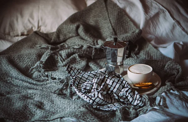 Copa de café en bandeja en invierno acogedor malo con manta de lana — Foto de Stock